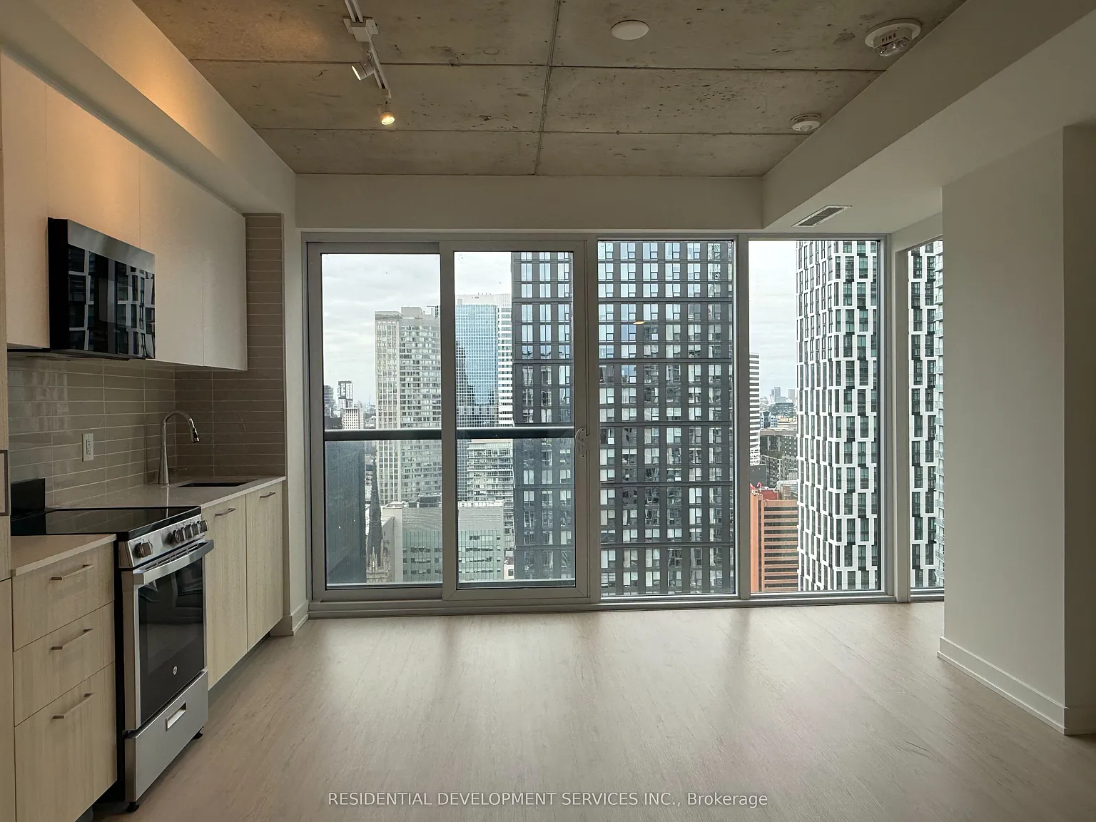 Ivy Condos — Photo 2