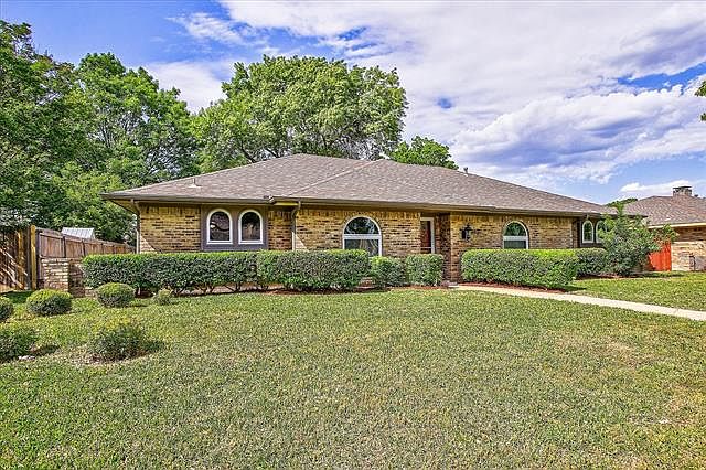 1st image of 2821 Loch Haven Dr