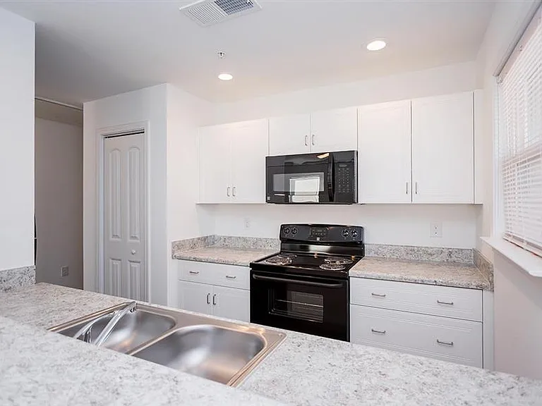 Barrington Apartments — Photo 6
