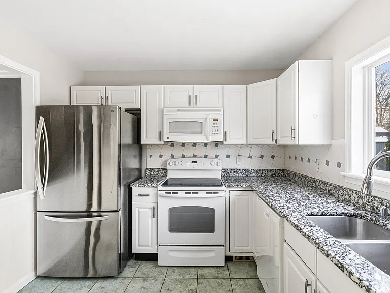 835 N Forest Ave — Photo 6