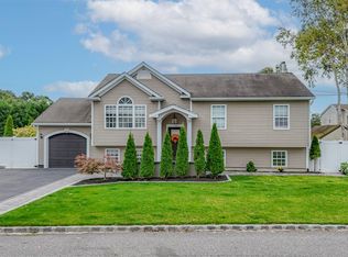 35 Lake Shore Dr, Ronkonkoma, NY 11779