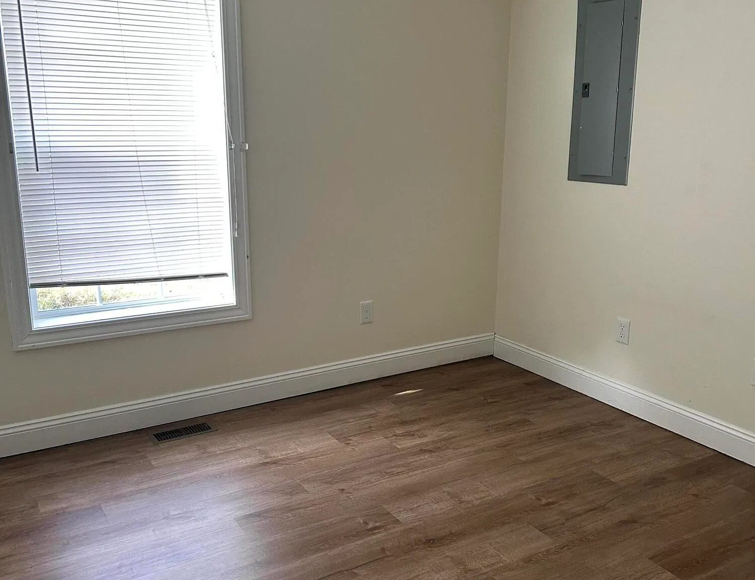 3 bed, 1.5 bath, 912 sqft, $1,400 — Photo 2