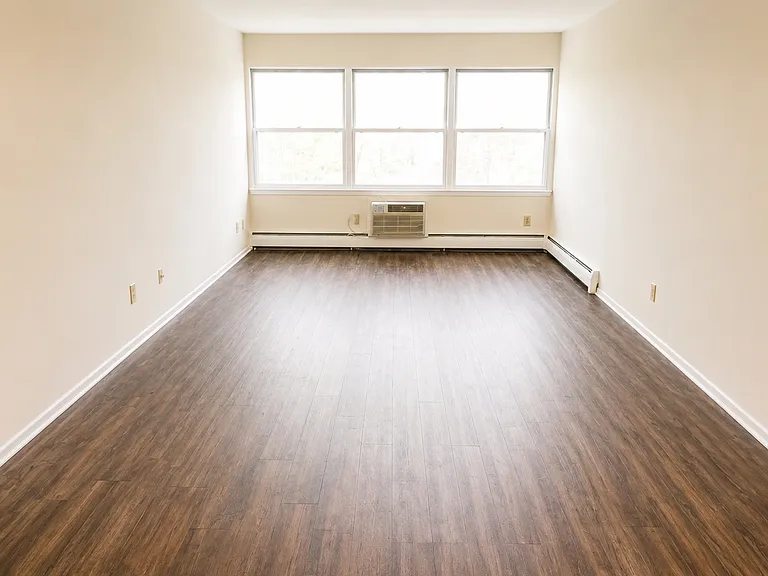 Highland Court Apartments — Photo 4