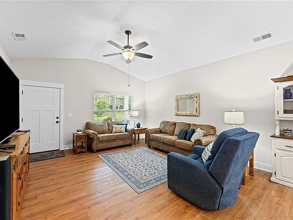 4th image of 819 Baker St