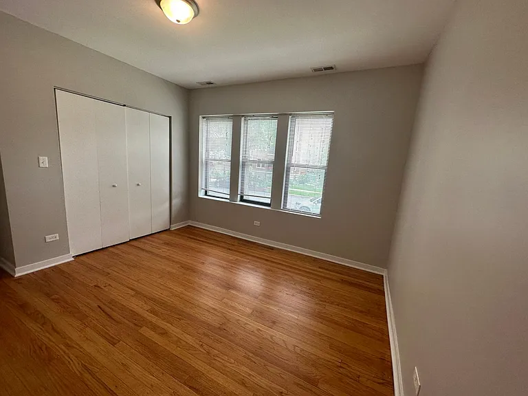 2452 W Albion Ave — Photo 7