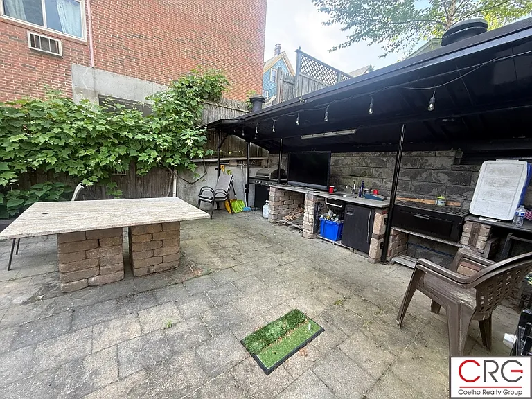 10 Eastman Rd — Photo 38