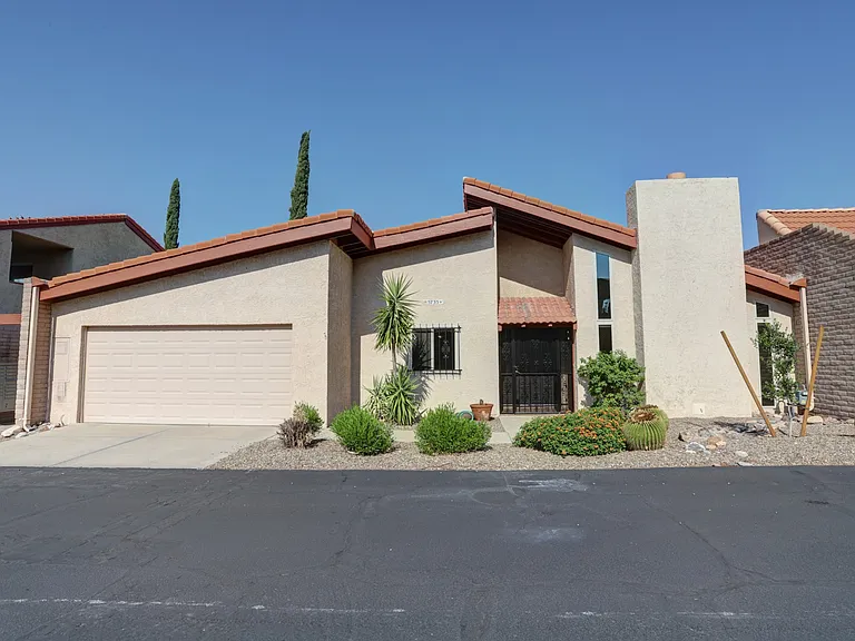 5733 N Camino De Las Estrellas — Photo 2