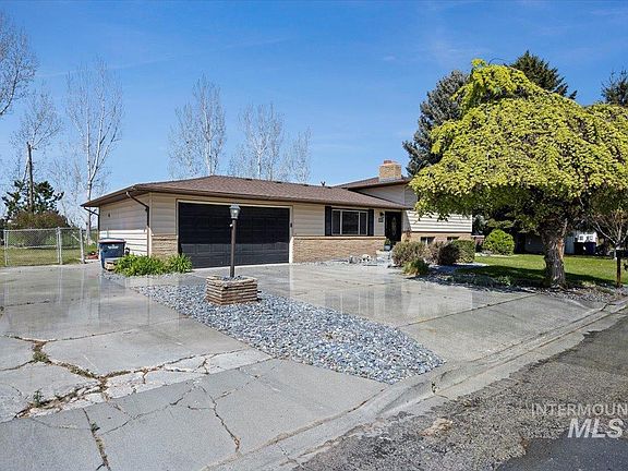 2nd image of 1015 Lakewood Dr
