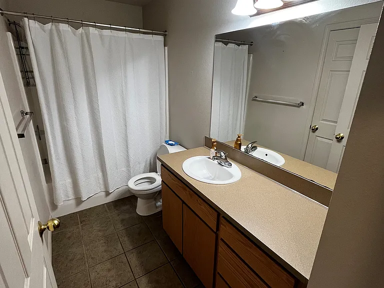 2518 Valley View Ct #B — Photo 7