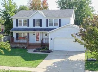 2803 Arrowhead Dr, Bloomington, IL 61704