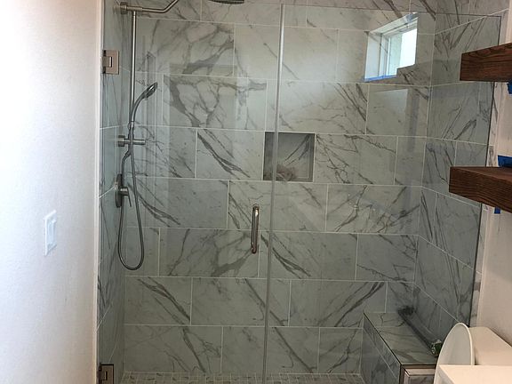 Master Bathroom (on 1st floor)