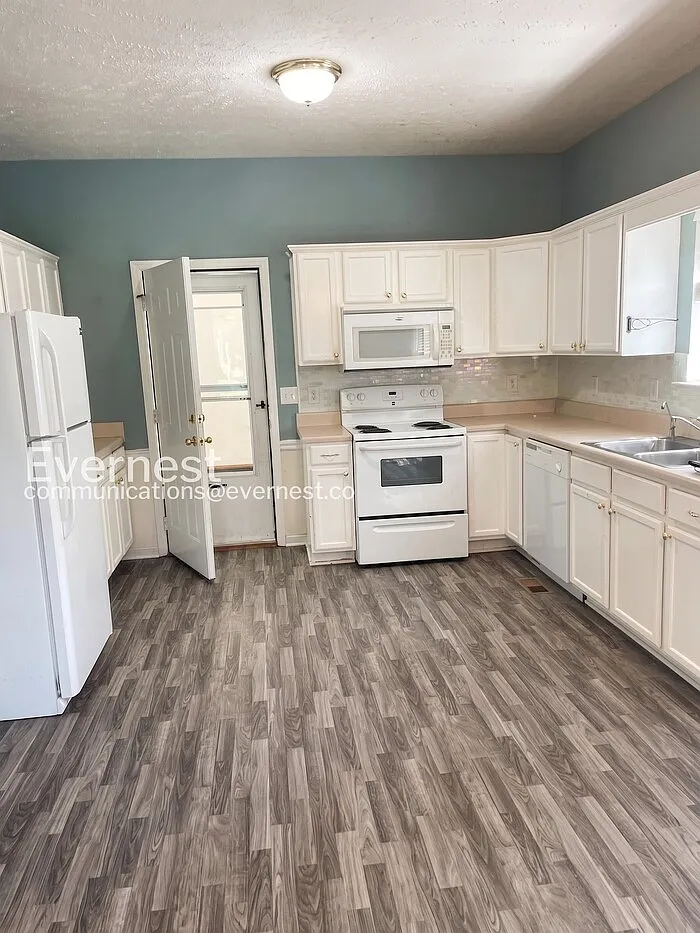 3 bed, 2.5 bath, 2135 sqft, $2,245 — Photo 3