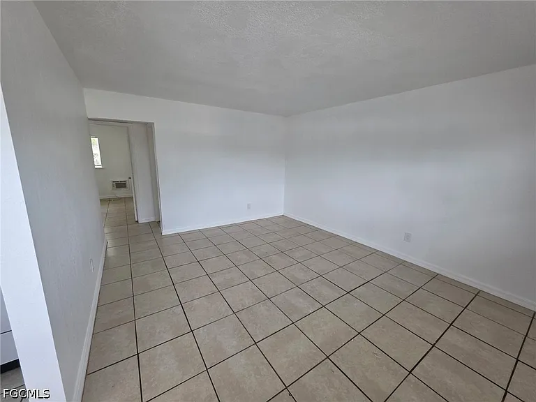2452 Stella St #106 — Photo 6
