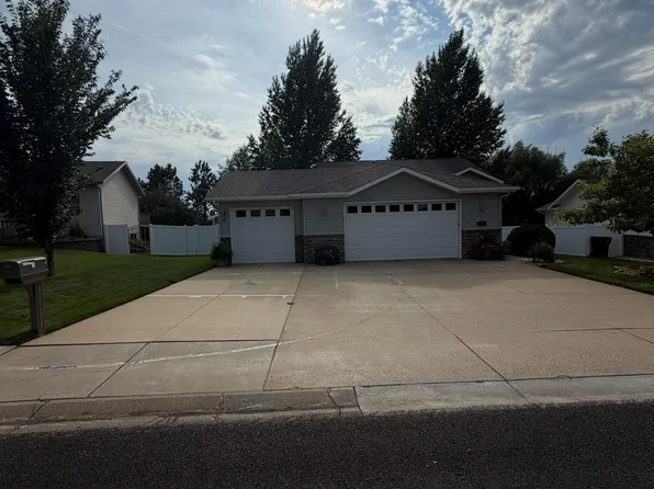 743 Shinagle Dr, Dickinson, ND 58601
