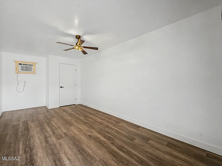 2625 W Oregon St — Photo 21