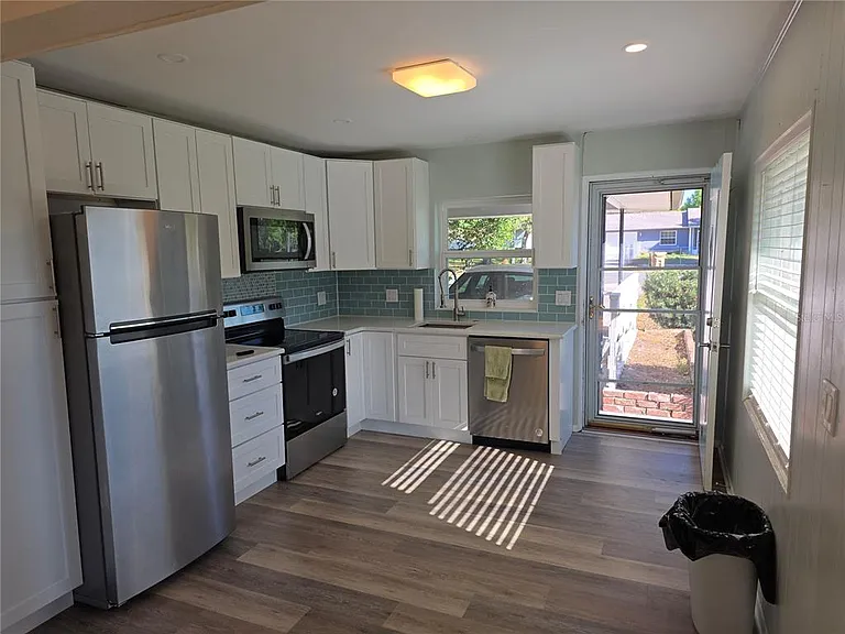 915 Norman Dr — Photo 3