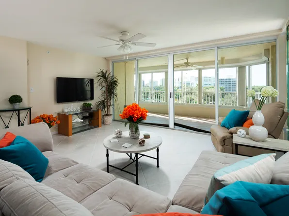 21 Bluebill Ave APT 403, Naples, FL 34108