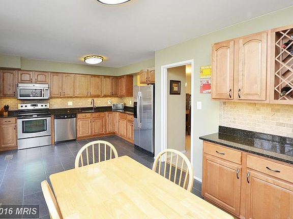 Gourmet Kitchen w/ Granite, Ceramic Tile, S/S Apps