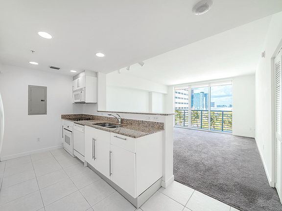 4th image of 325 Biscayne Blvd #1720