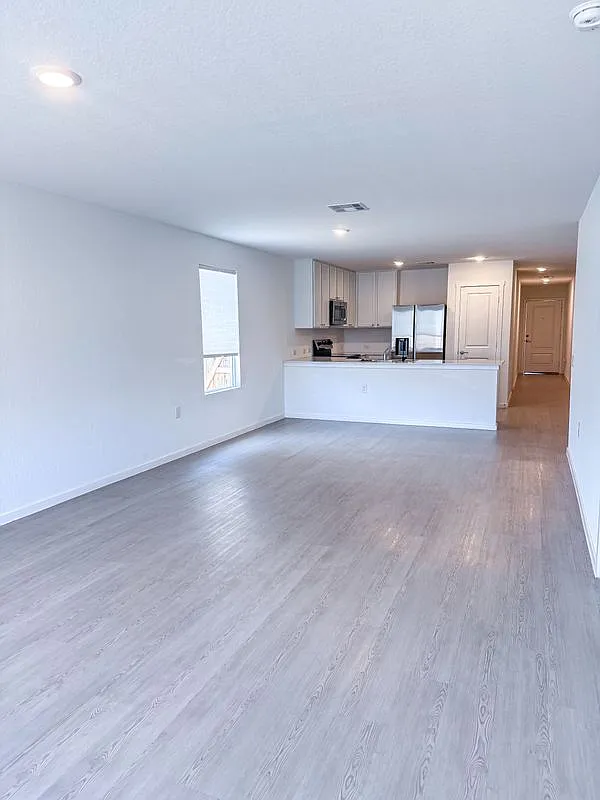 4 bed, 2.0 bath, 1500 sqft, $1,600 — Photo 2
