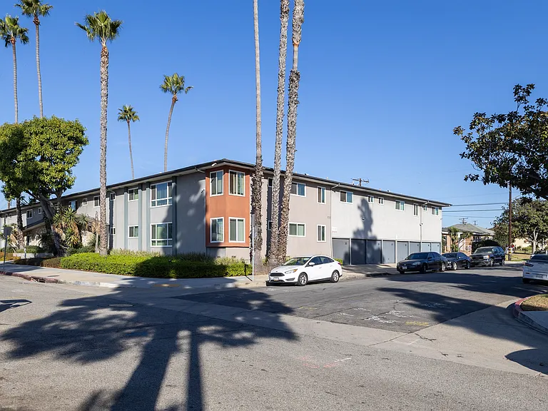 Crenshaw Manor — Photo 24