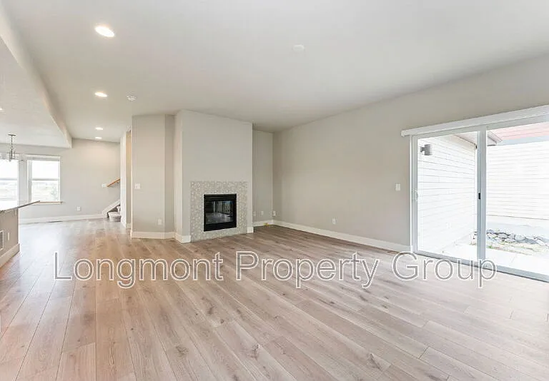 1303 S Oak Ct — Photo 3