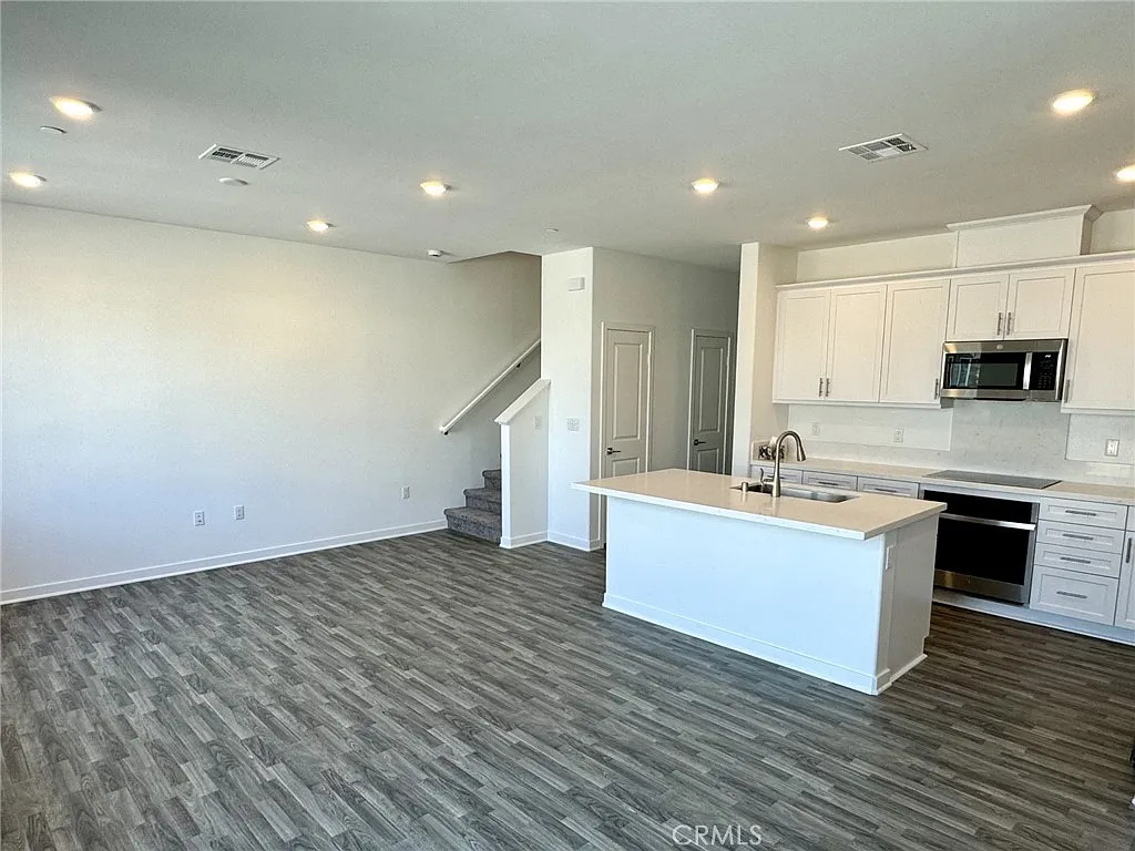 3 bed, 1309 sqft, $3,200 — Photo 3