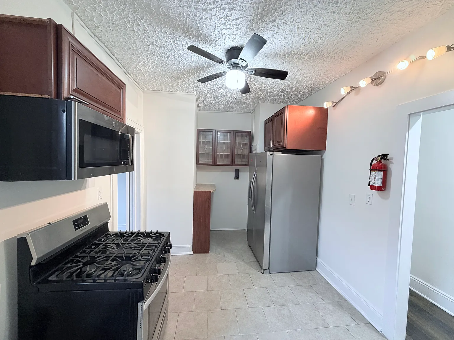 2 bed, 900 sqft, $1,999 — Photo 1