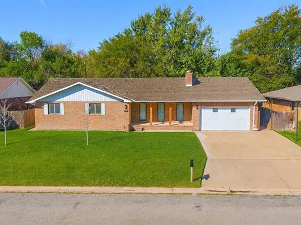 2213 Hillside Ave, Dodge City, KS 67801
