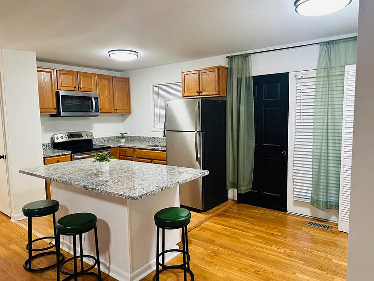 1216 W Leigh St — Photo 2