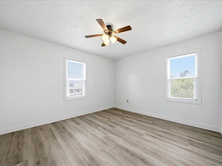 1347 Thayer Dr — Photo 6