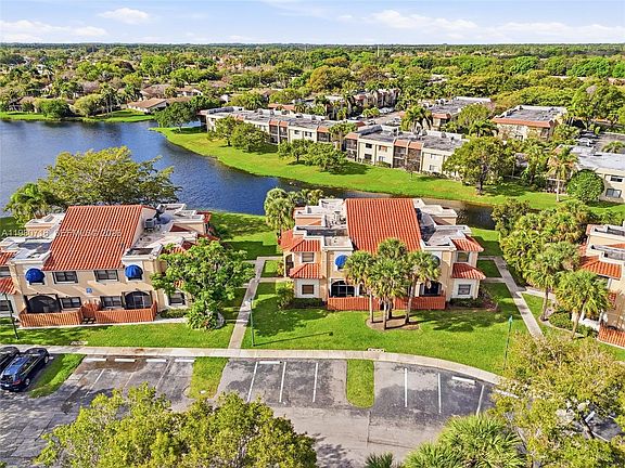 3rd image of 567 Racquet Club Rd APT 18