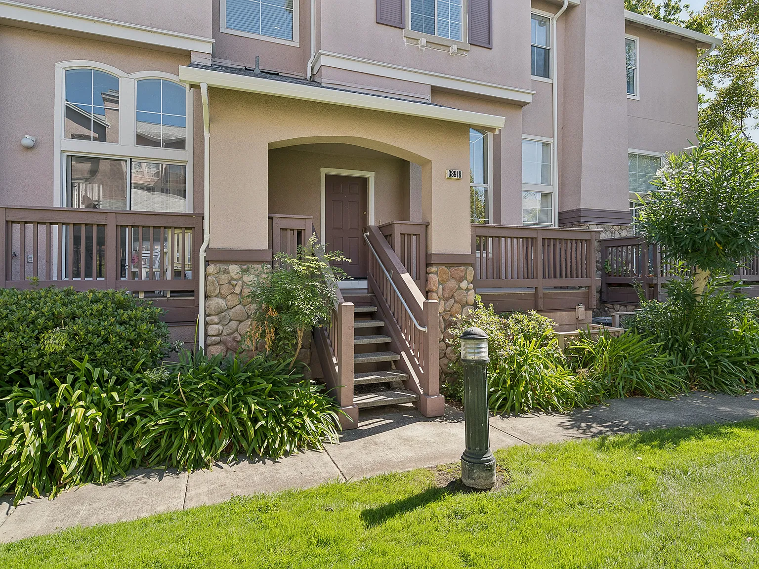 3 bed, 2.5 bath, 1400 sqft, $4,400 — Photo 1