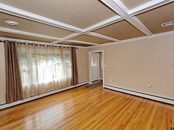5th image of 21 Macarthur Dr