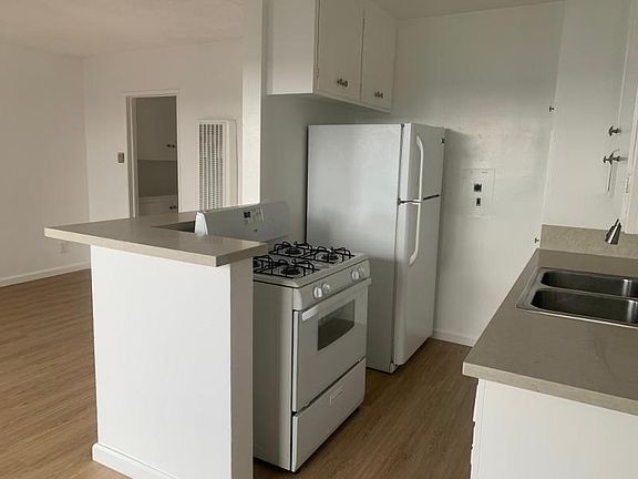 3rd image of 12610 Caswell Ave #1