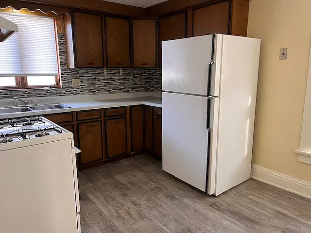 303 Locust St - 1/2 — Photo 2