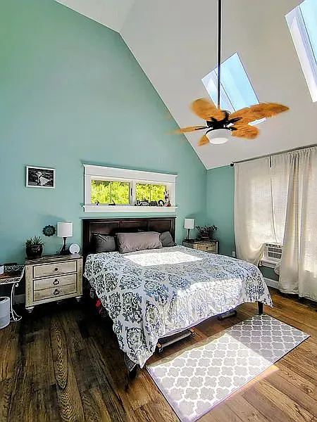 3 bed, 2.5 bath, 2050 sqft, $2,500 — Photo 2