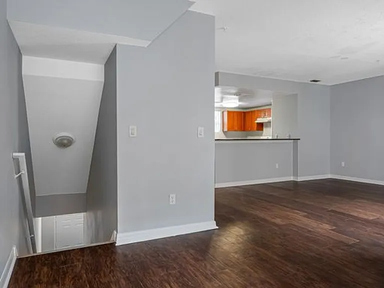 Tampa Commons — Photo 19