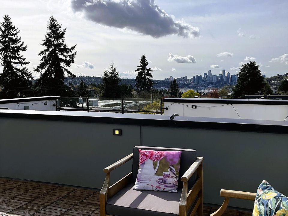 rooftop deck view of lake, Mt.Rainier, city skyline and Space Needle.