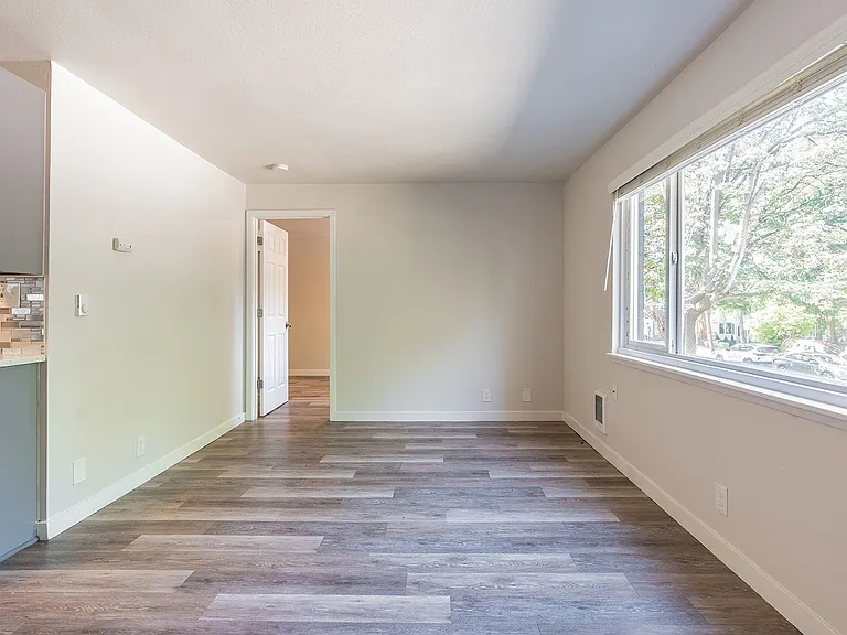 Eleanor Apartments — Photo 16