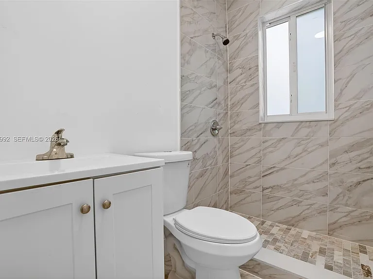 1630 SW 10th St #5 — Photo 11