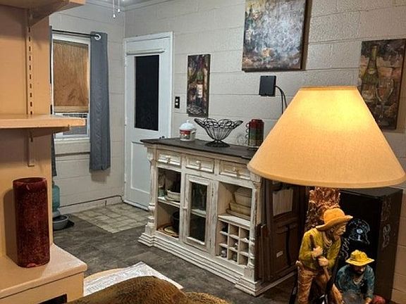 5th image of 122 Juniper St