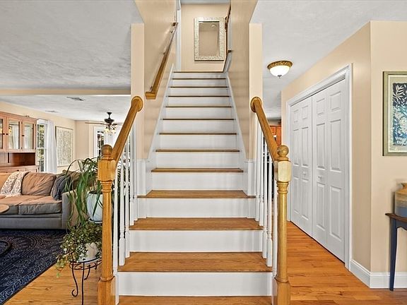 4th image of 489 Hart St