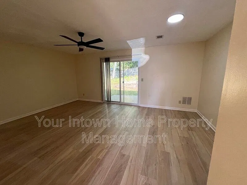 2 bed, 1.5 bath, 1200 sqft, $1,220 — Photo 1