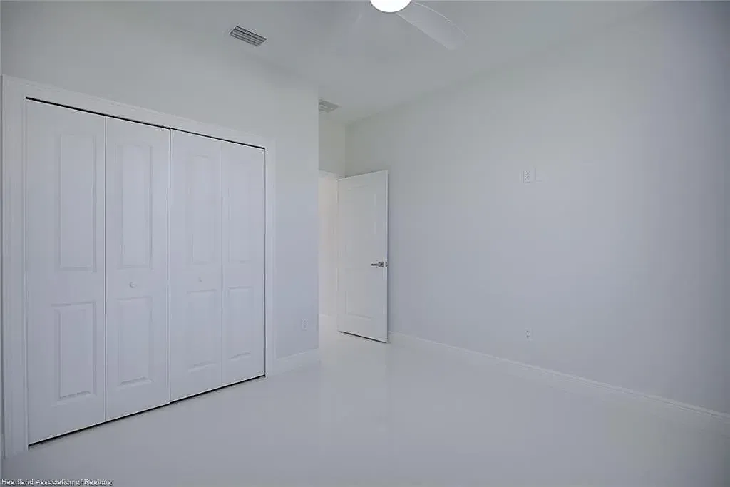 3 bed, 2.5 bath, 10018 sqft, $1,900 — Photo 2