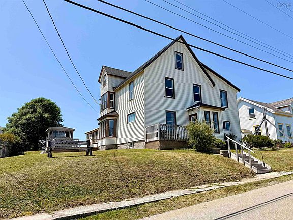 2nd image of 19 Crest St