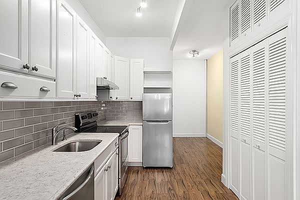 1st image of 228 Sackett St APT 1R