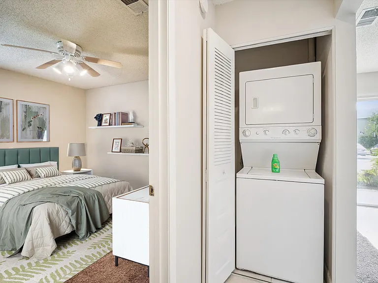One Bedroom Large - 1 Bed / 1 Bath - 715 Sq.Ft.
