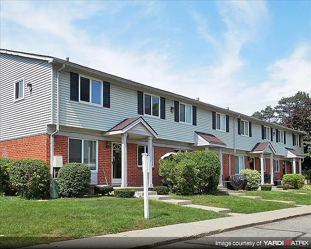 Foxcroft Townhomes — Photo 12