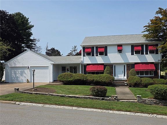2nd image of 10 Surrey Ln